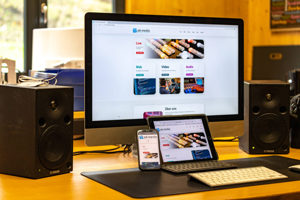 iMac, iPad und iPhone mit geöffneter Pk-Media Website